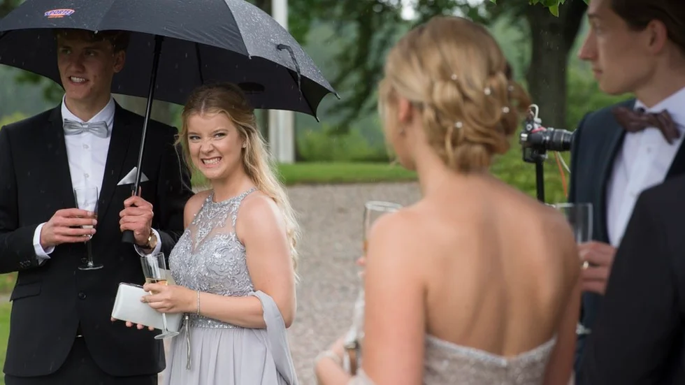 William Börjesson och Julia Flodin under paraply.