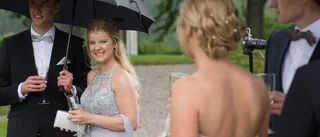 Paraply-mingel innan avslutningsbal
