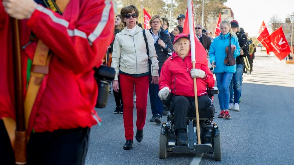 Under 46 år har Elias Konttinen gått i demonstrationståg på 1 maj. Dottern Merja Johannesson assisterade sin 93- åriga pappa.