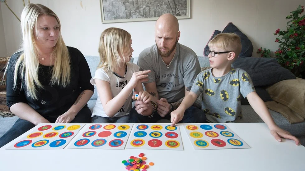 Wiktoria Enbuske och Håkan Hammenstig vill att deras gemensamma barn, Wendela och Leo, ska få modersmålsundervisning i teckenspråk. Något som Nyköpings kommun däremot inte kan erbjuda.