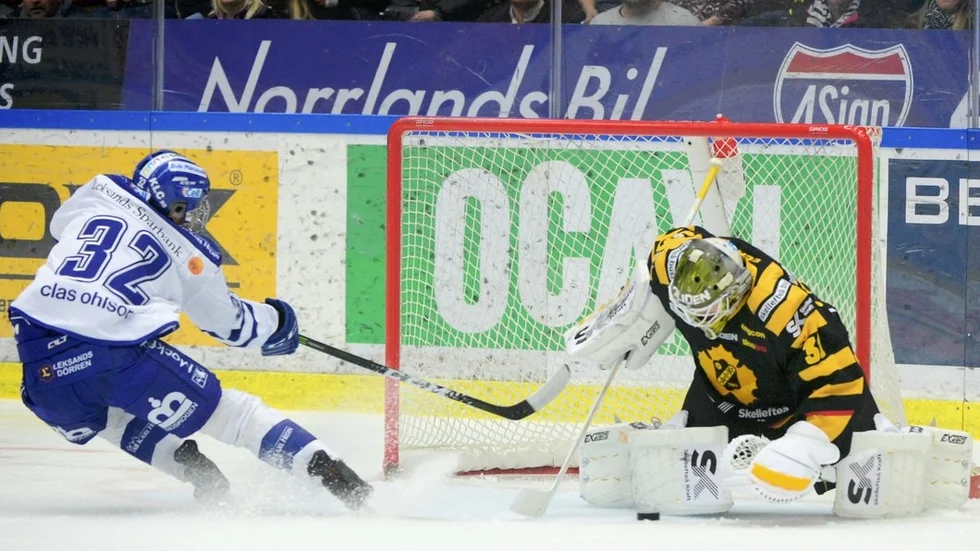 Emil Bemström försöker göra mål mot Skellefteå den här SHL-säsongen.