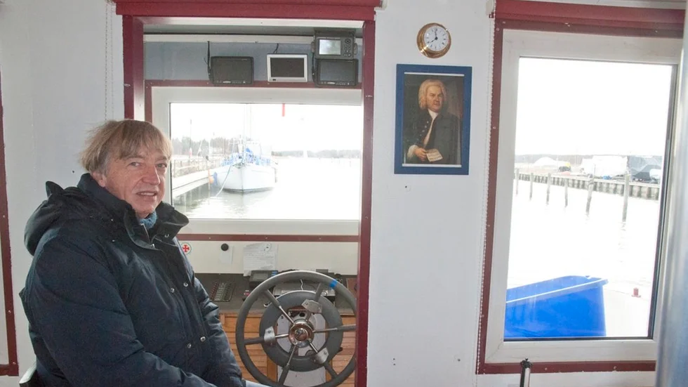 Hans Karbe visar stolt upp sin husbåt – här tillsammans med Johann Sebastian Bach på vägen. "Tidigare hade jag även en orgel stående här som jag spelade på."