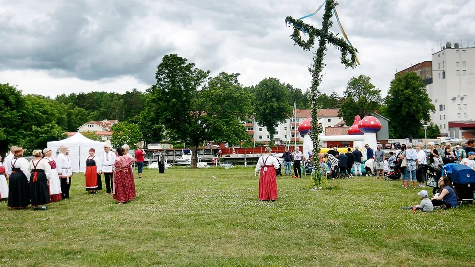 Midsommarstången i Krusgårdsparken i Torshälla hade en speciell dragning åt nordväst. Men varför inte? Det finns lutande torn på andra håll som blivit berömda.