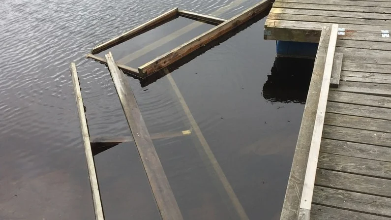 Räcket kastade de ner i vattnet.