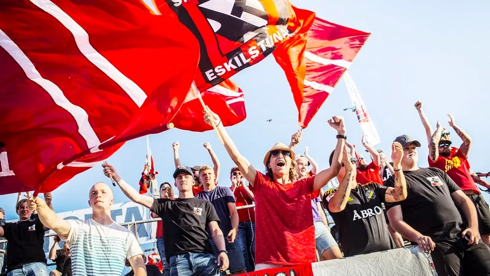 Smedernas fans får sponsring av förarna och lagledarna.