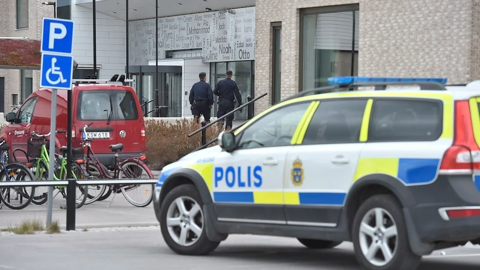 En polispatrull på plats vid Alpha.