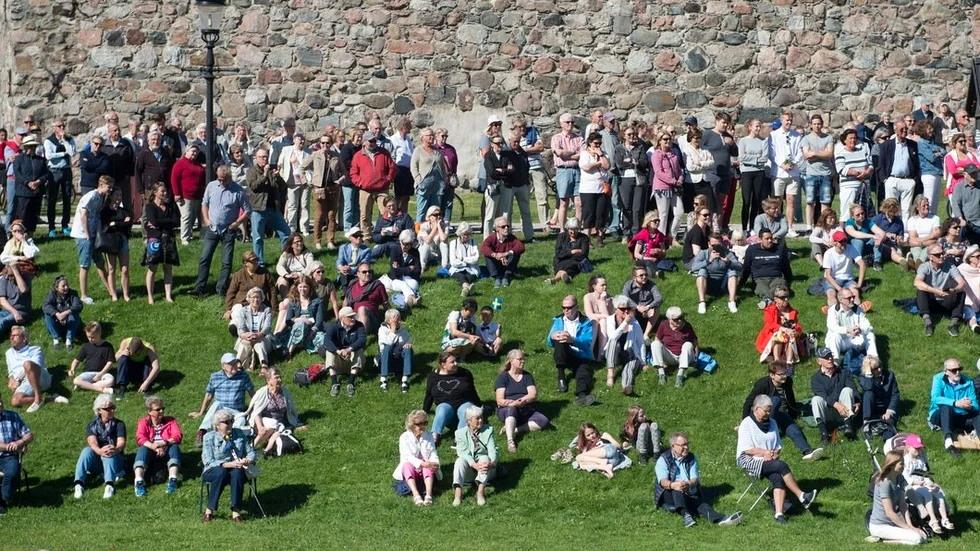 Många passade på att komma ut i solen under nationaldagsfirandet i Nyköping.