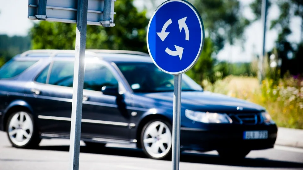 En debatt kring regler för cyklister och bilister har uppstått på SN:s insändarsida.