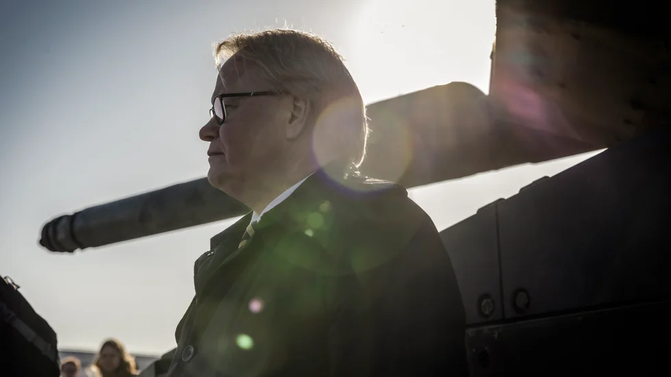 Försvarsministern har att vaska fram tiotals miljarder för att nå målet om två procent av BNP. Han föredrar den enkla vägen. 