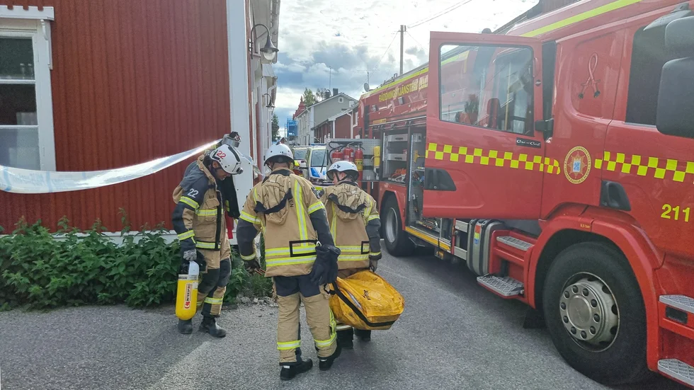 En person klämdes fast i en stuga i Gammelstad efter att ett innertak rasat. Räddningstjänst, ambulans och polis var på plats. 