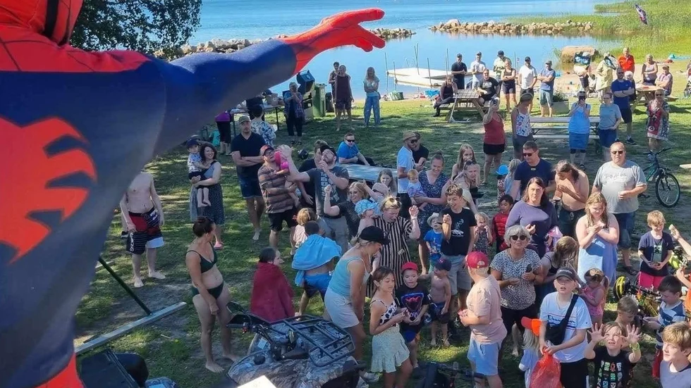Spiderman kom på besök, till många barns stora glädje, och bjöd på godisregn från ovan.