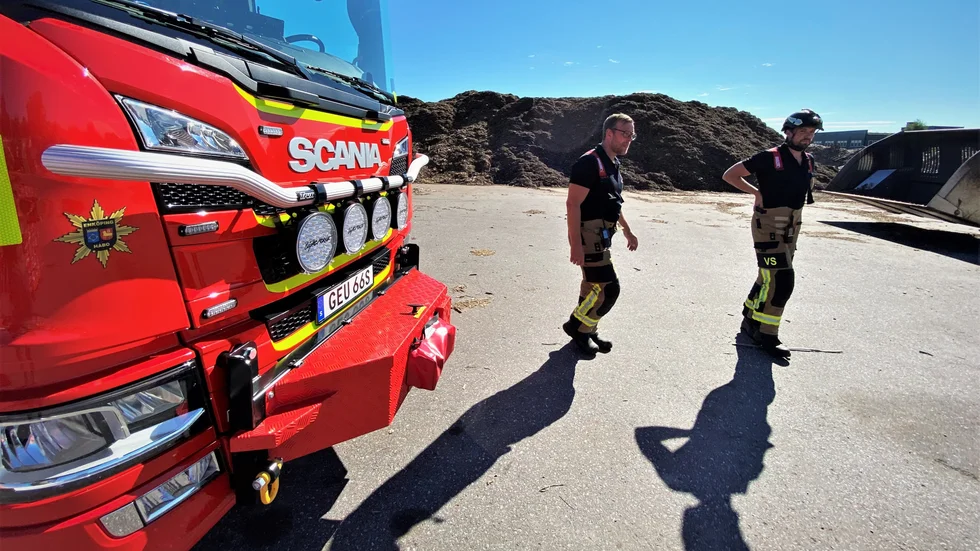 Flera släckningsbilar var på plats för att bevaka så att inte elden skulle flamma upp.