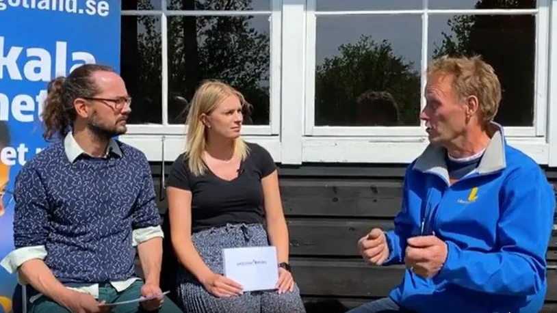 Frans Brozén (L) får besök av reportrarna Simon Bendelin och Cecilia Thomsson under deras valturné. Under serien gör de hembesök hos Gotlands toppolitiker.
