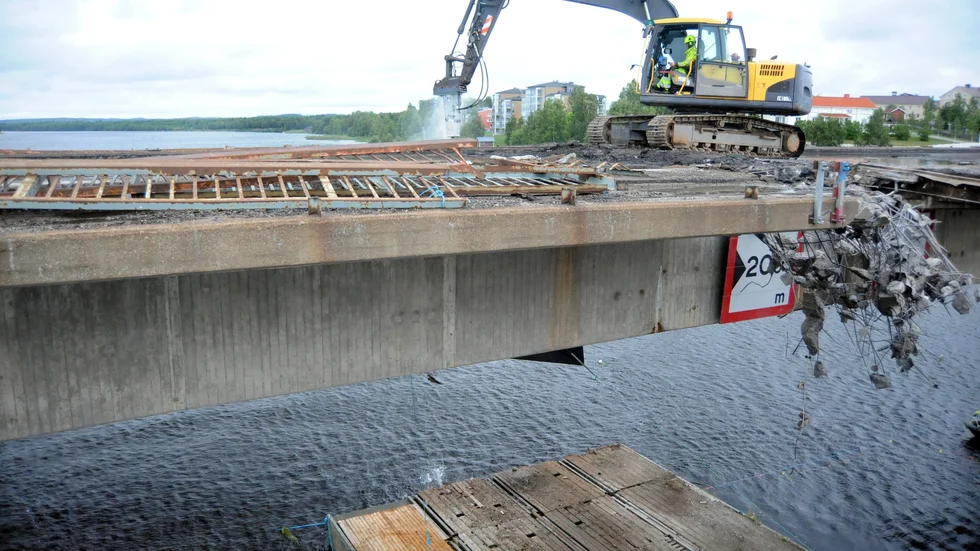 Grävmaskinen, försedd med så kallad hammare, kommer att knacka sönder gamla  E4-bron över Kalixälven.