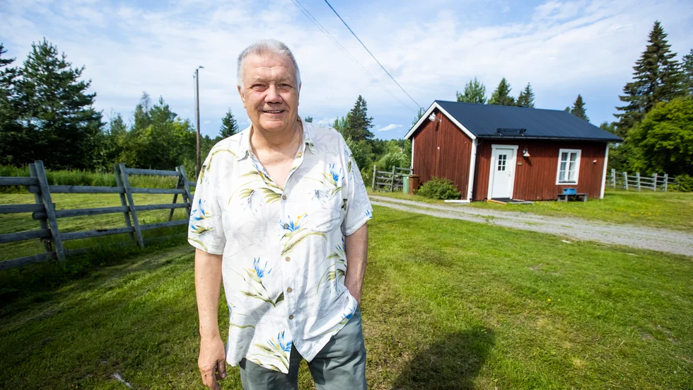 Dan Ankarholms (SJVP) vallöften handlar om högre löner och bättre villkor i äldreomsorgen, en decentraliserad skola och en levande landsbygd. Själv bor han i Råneå, där vi sätter oss ner i den gamla bagarstugan på gården.
