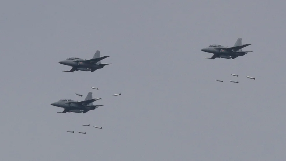 Sydkoreanska flygvapnets FA-50 släpper bomber under en övning 2017.