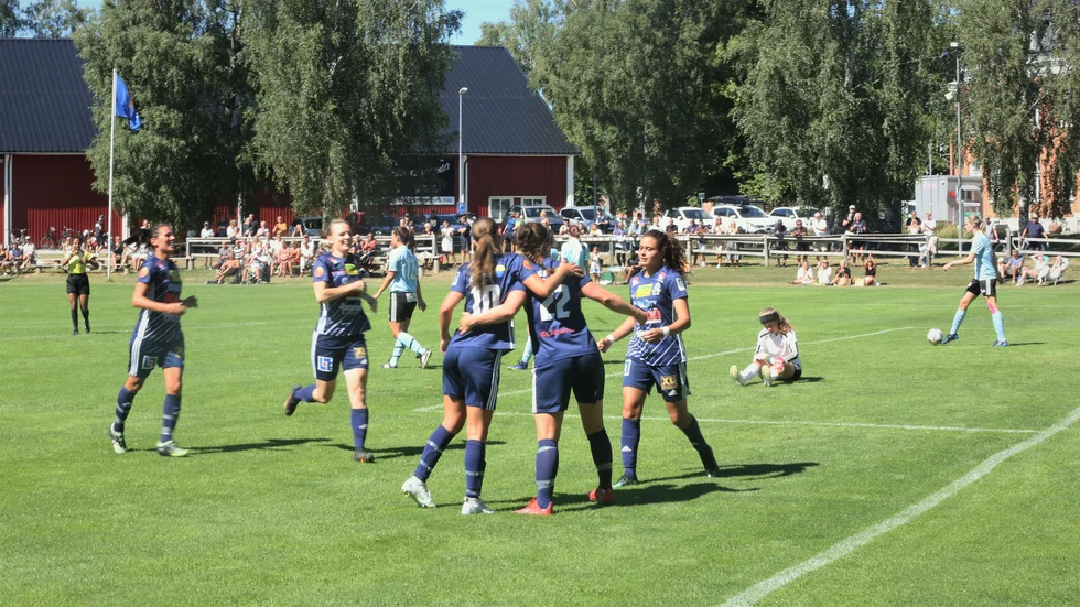 Maria Sanchez Hali, Camilla Ronström, Ellen Bäckström, Pauline Mårtensson och Frida Starkenberg måljublar på Visborgsvallen.