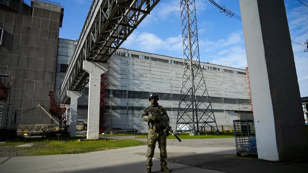 En rysk soldat står på vakt i en del av ukrainska kärnkraftverket Zaporizjzja, som ryska styrkor ockuperar. Bilden är från i maj.