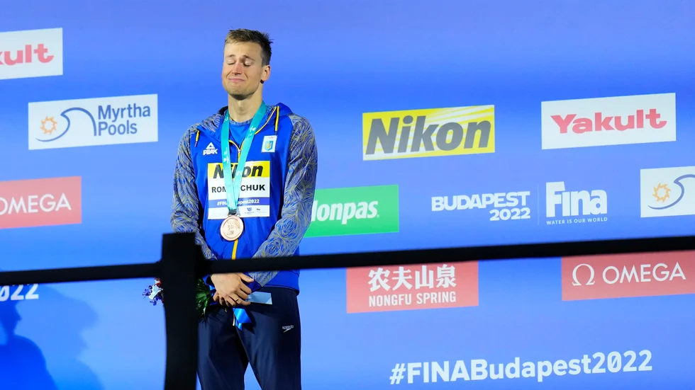 En rörd Mychailo Romatjuk efter att ha tagit Ukrainas första medalj i simningen i VM.