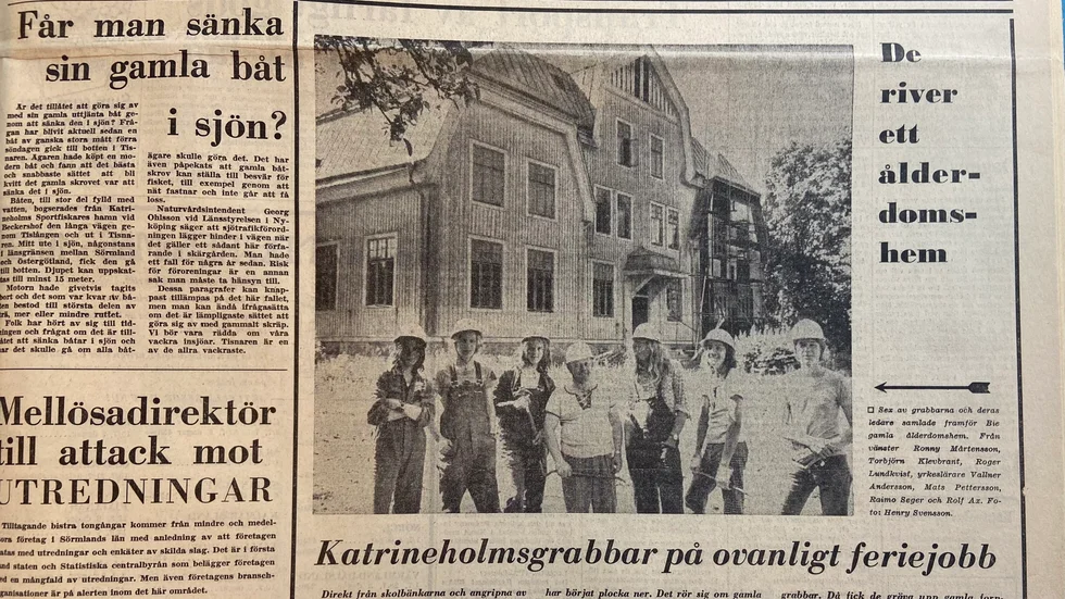 Kurirens arkiv 22 juni 1972.  Ett 10-tal grabbar i Katrineholm feriejobbar med att riva det gamla ålderdomshemmet i Bie.