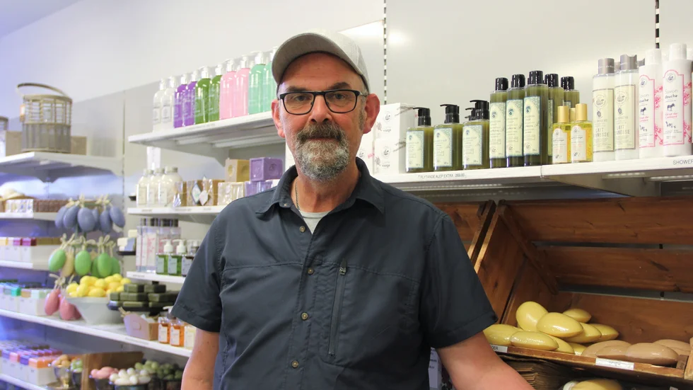 Bosse Wik kommer att jobba sex dagar i veckan för att hinna med butiken och sitt ordinarie jobb. Målet är att framöver kunna jobba med butiken på heltid.