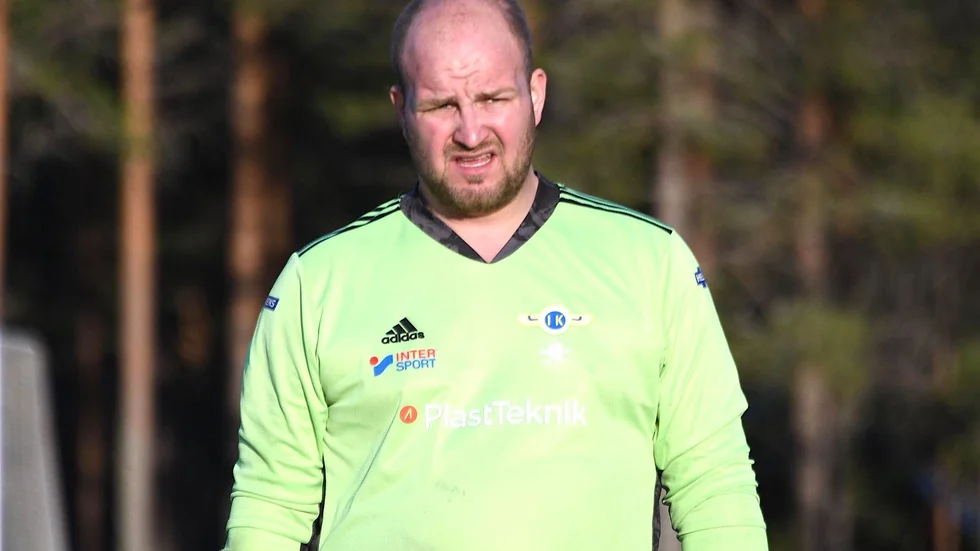 David Eriksson, målvakt i Ostvik/DIF 2, fick släppa in tre mål mot Malå.