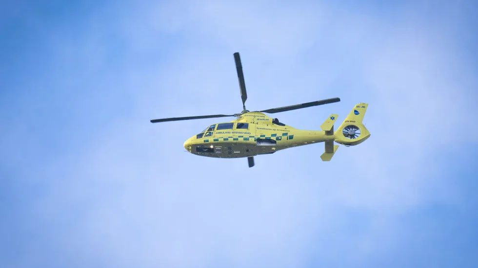 Ambulanshelikopter larmades till platsen.