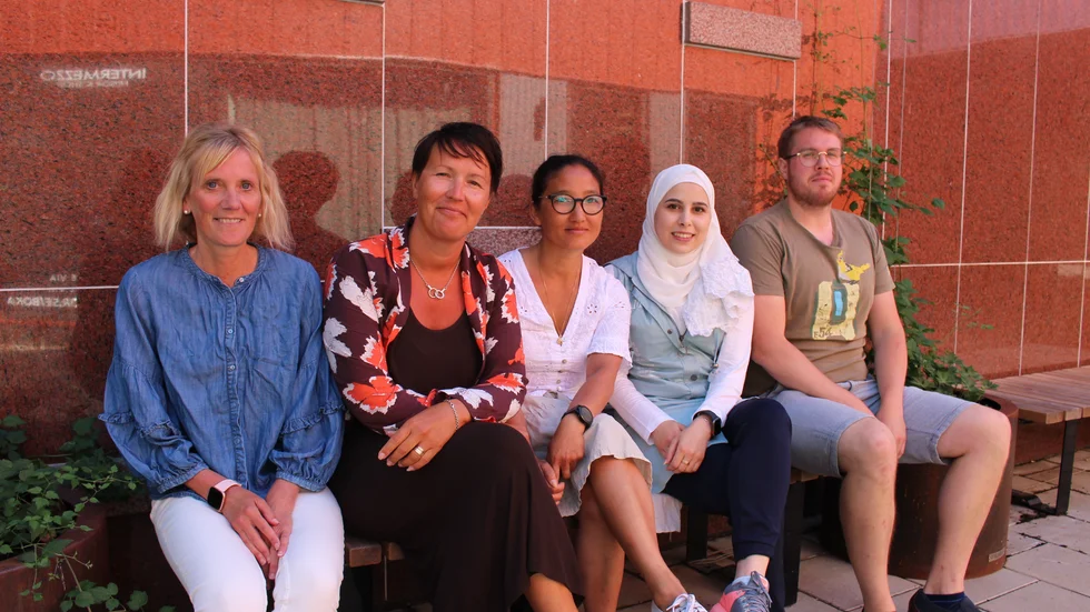 Malin Albertsson, Carola Erenlöf Roser, Jenni Leppelt, Salwa Aljabassini och Sebastian Bergström tillhör personalen som ska guida Hultsfreds turister rätt i sommar.