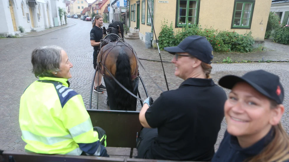 Ellen Norrby kör den sexåriga valacken Ticktack. Med sig har hon Mari Jakobsson och Veronica Romin samt sin man Ariel Norrby som för säkerhets skull är med som hjälpreda under den första arbetsdagen i Visby. 