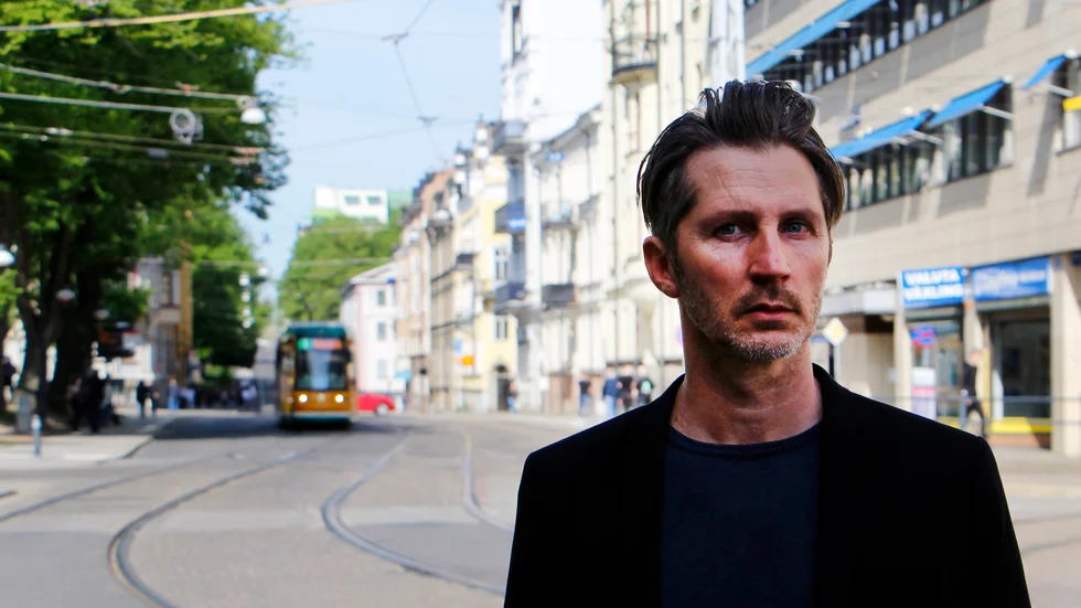 I dagarna släpps Martin Perks andra bok i serien om polismannen Viggo Sandberg. "Grismannen" heter uppföljaren, som tar med lästaren till Arkösund och Norrköping. "Viggo har blivit lite tuffare nu", säger han.