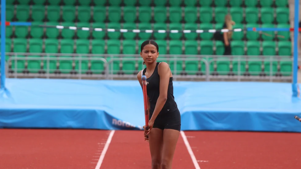 Emma Nehlin förbereder ett tävlingshopp. "Jag har hoppat 4.44 i längd och i stav har jag 2.62 inne och 2.60 ute".