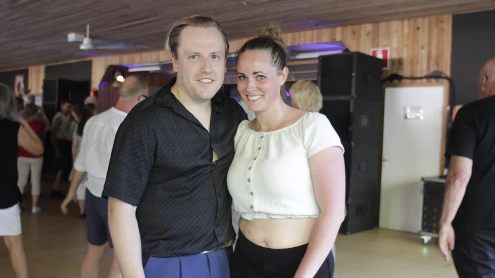 Alexander Dahlén och Carolina Eliasson tävlar vanligtvis i bugg. Men ikväll är de på Broby för att träna och ta del av den glada stämningen.