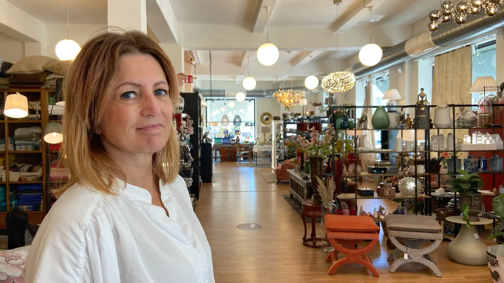 Maria Wiik Leonardsson driver inredningsbutiken Aubergine tyg och attityd, som vid tidningens besök på onsdagsförmiddagen är tom på besökare. "Vi har helt klart färre kunder", säger hon om sommarshoppingen som inte riktigt kommit igång ännu.