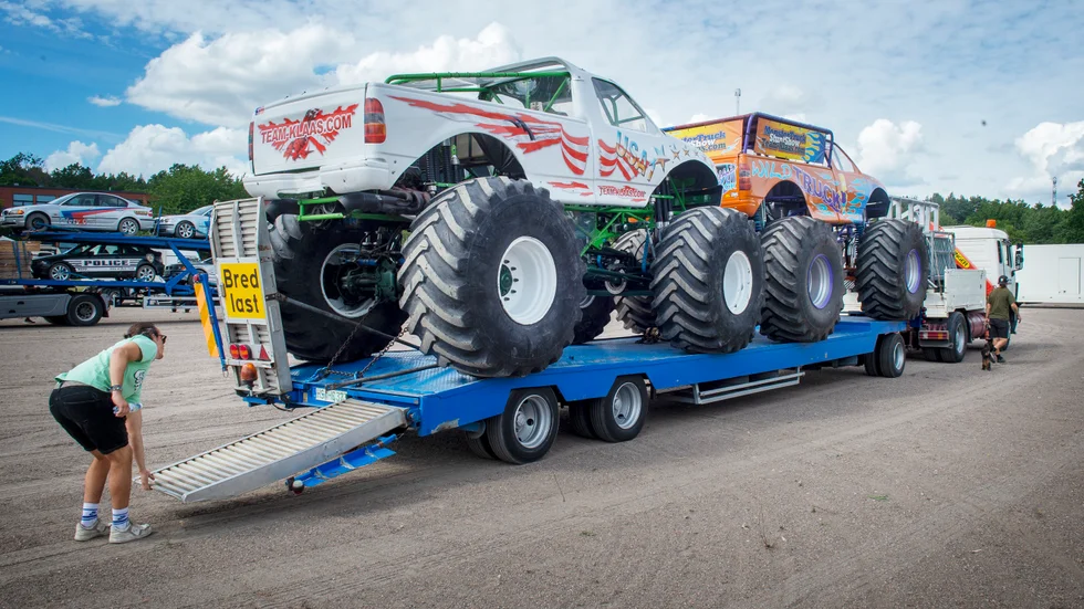 Här lastas de fyra ton tunga monstertrucksen.