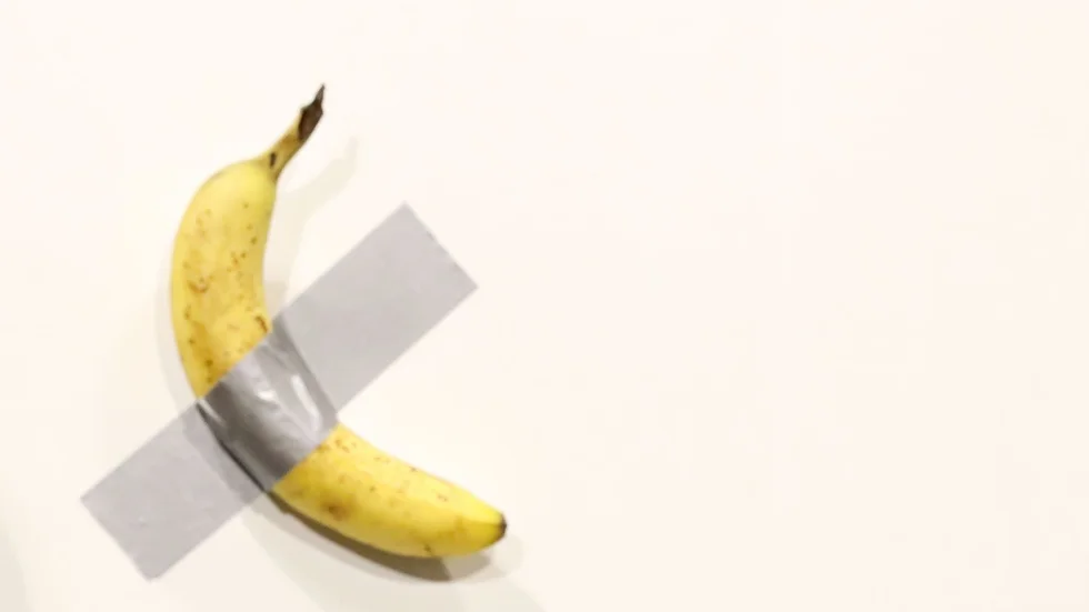 I Maurizio Cattelans verk ”Comedian” har en banan tejpats fast med silvertejp mot en vägg. Nu hävdar konstnären Joe Morford att det är ett plagiat på hans verk "Banana and orange” från 2000. Arkivbild.