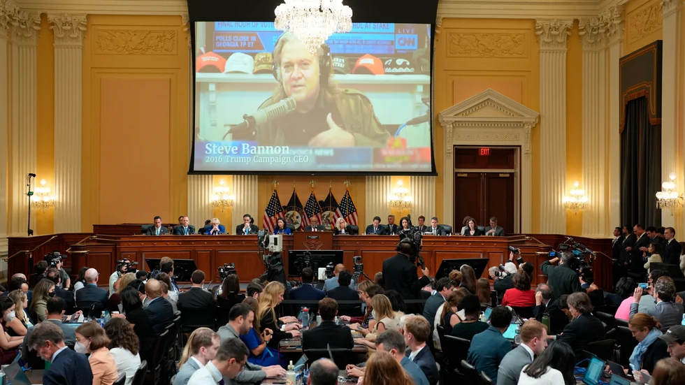 Steve Bannon på en storbildskärm vid en utfrågning i Kapitolium i Washington förra veckan. Arkivbild.