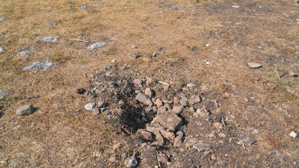 Skylten rycktes upp med betongkloss och allt.