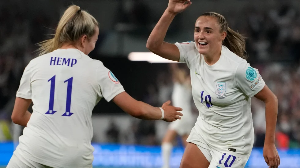 Englands Georgia Stanway firar sitt avgörande mål i EM-kvartsfinalen mot Spanien med Lauren Hemp.