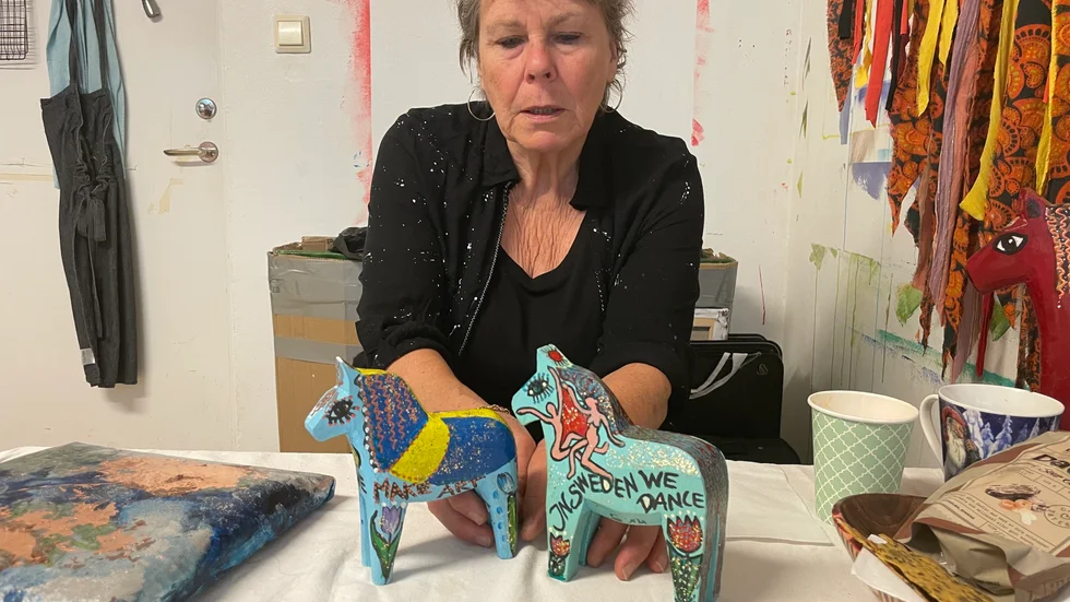 "Under covid gjorde jag dalahästar som kom med kommentarer som relaterade till hur Sveriges covidhantering sågs internationellt", berättar konstnären Annakarina Vesterberg. 