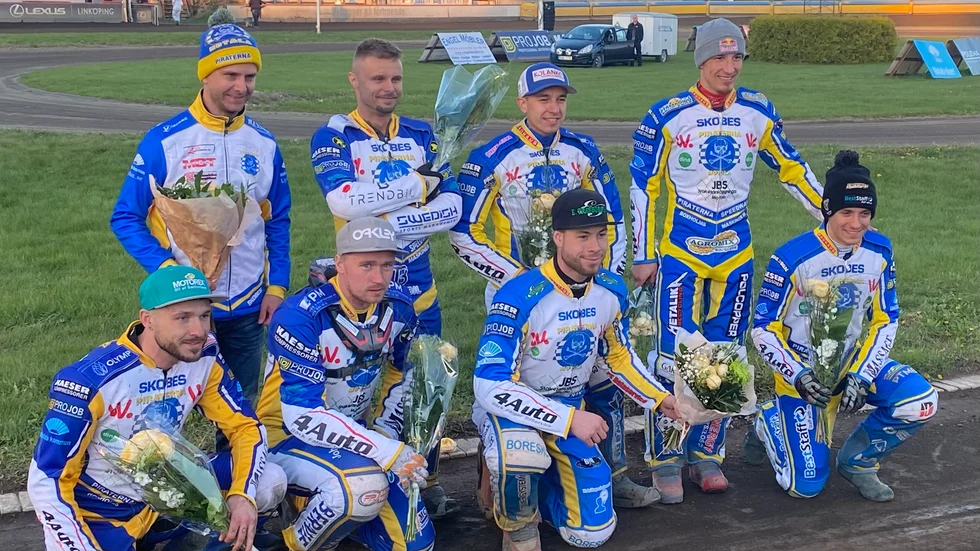Här ses Piraternas lag i maj som ett tag toppade Bauhausligan. Efter det har laget drabbats hårt. Oskar Fajfer skadades och kom tillbaka och nu jobbar Jakub Jamrog, Vaclav Milik och Piotr Pawlicki för att komma tillbaka från skador, medan Thomas H Jonasson har lämnat laget för säsongen på grund av sina psykiska problem.