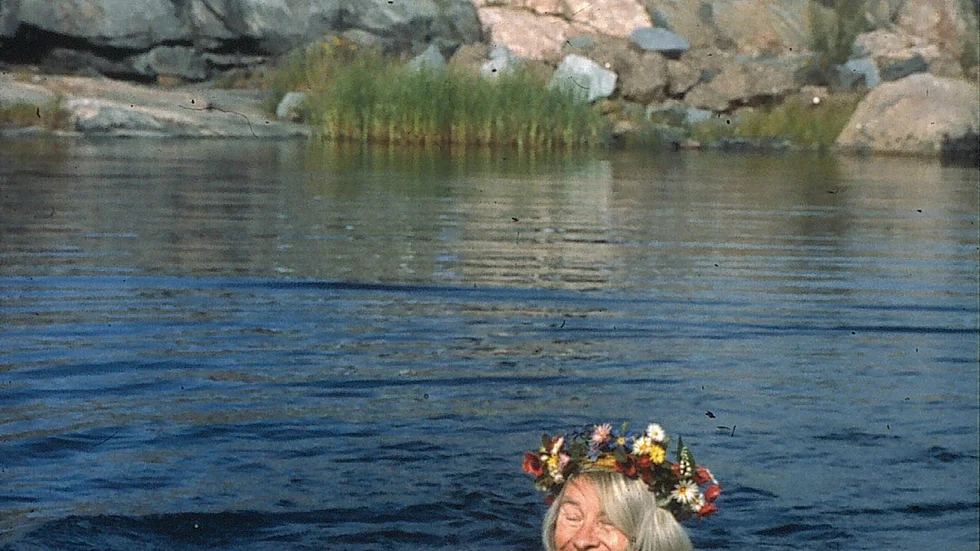 Tove Jansson (1914–2001) var en finlandssvensk konstnär och författare – mest känd för böckerna om Mumin. Sin födelsedag, den 9 augusti, firade hon alltid med ett bad.