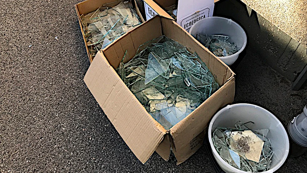 Vänsterpartiet i Hultsfred fick fönstret till sin lokal krossat. Här syns glaset som sopades upp. 
