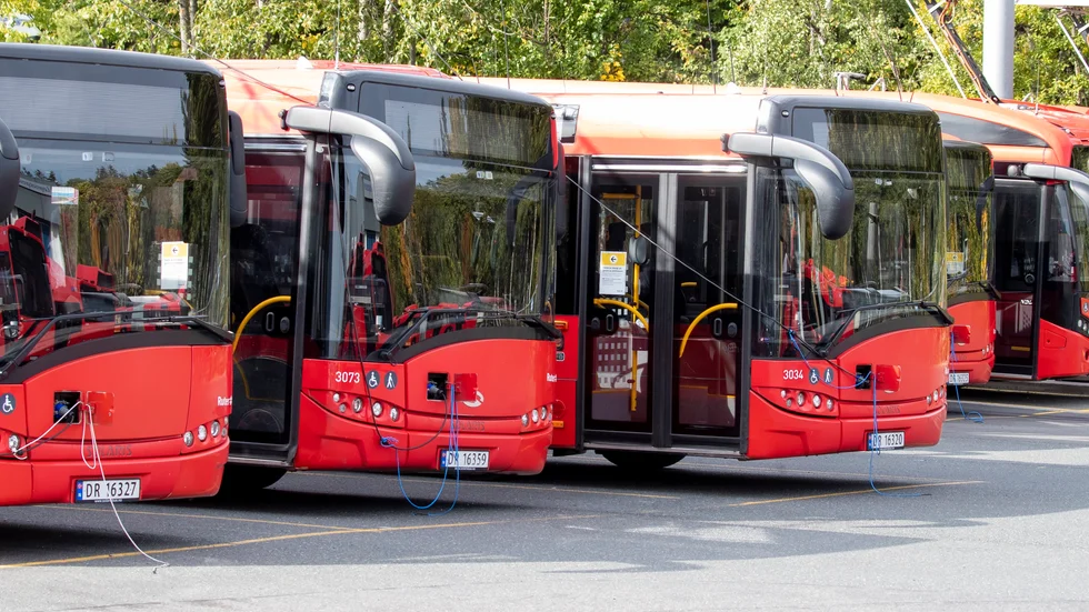 En busschaufför jobbar i kjol när det är varmt – shorts är inte tillåtet. Arkivbild.