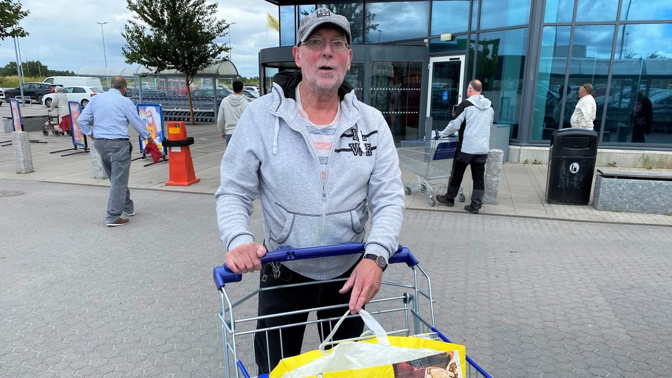 Uppsalabon Kjell Jönsson berättar att han handlar på som vanligt så länge pensionen räcker. Han konstaterar att skivad Goudaost blivit dyrare.