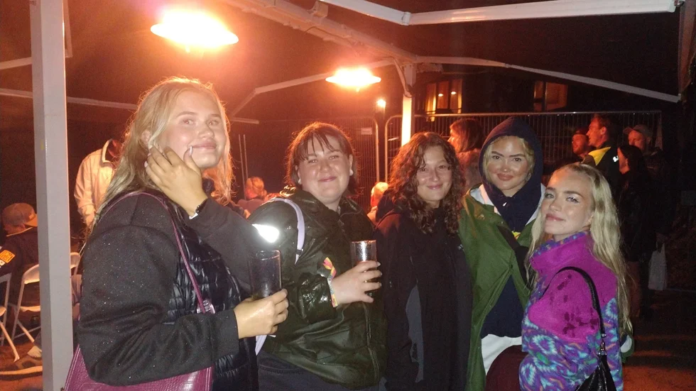 Amber, Hanna, Emma och Amanda är här för att se sin vän Izabella Swartz (fjärde från vänster) sjunga på scenen.