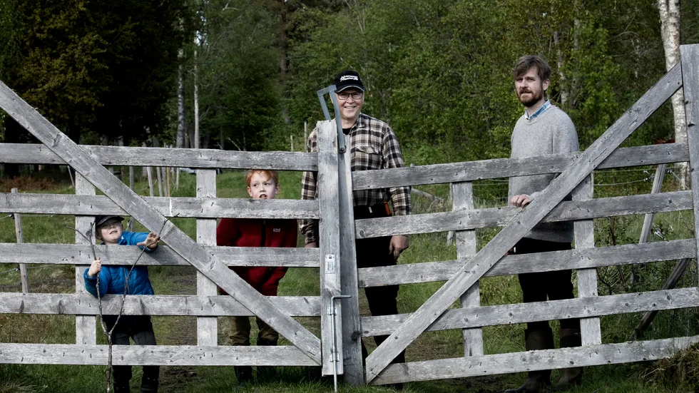 Nils Östlund (t h) tillsammans med kollegan Olof Karlsson och barnen Bertil och Knut Lagerbäck Östlund.