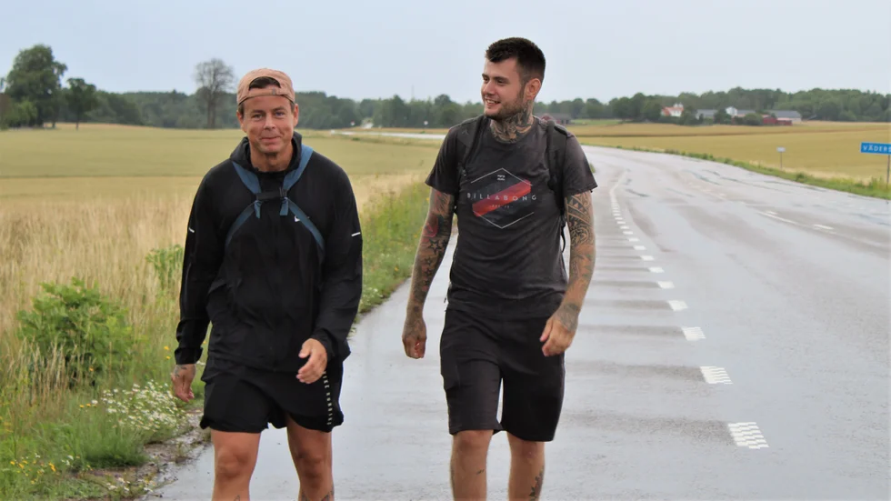 Simon Lidberg och Anel Duzel är på väg till Hästholmen, där de ska äta lunch och sedan vända mot Mjölby igen. Promenaden är den första av tio på tio dagar, och beräknas bli 100 000 steg lång. 
