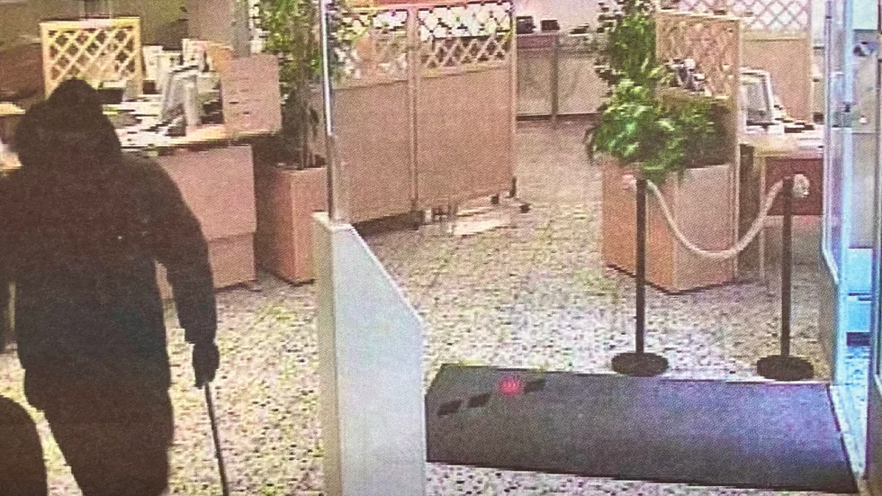 Utrustade med varsin kofot tog sig tre maskerade män in på Handelsbanken i Älvsbyn, som plundrades på kontanter och värdesaker för totalt fem miljoner kronor. Allting fångades på film av bankens övervakningskameror. 