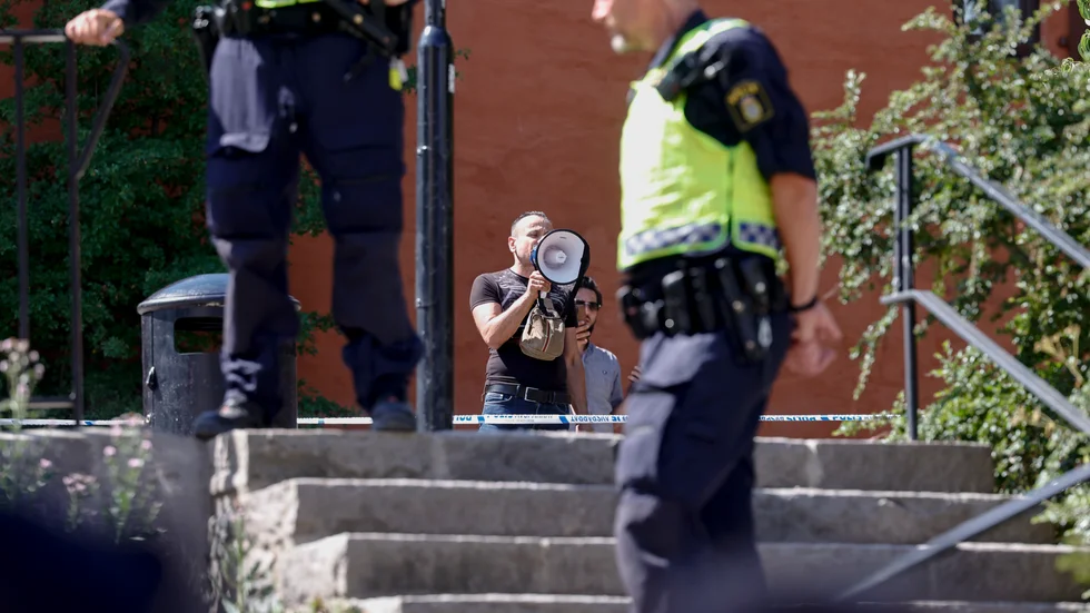 Polisen gör löpande bedömningar av riskfaktorer kring den planerade koranbränningen. Bilden är från en tidigare koranbränning i Stockholm i somras.