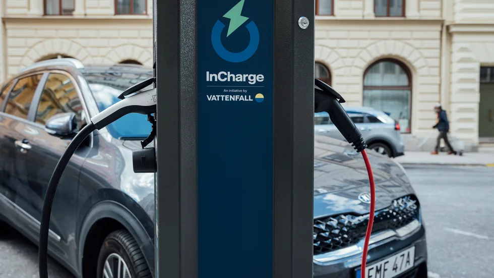 Regeringen satsar pengar på fler laddstolpar men till vilken nytta om folk uppmuntras att fortsätta med fossildrivna bilar, skriver insändarskribenten. 